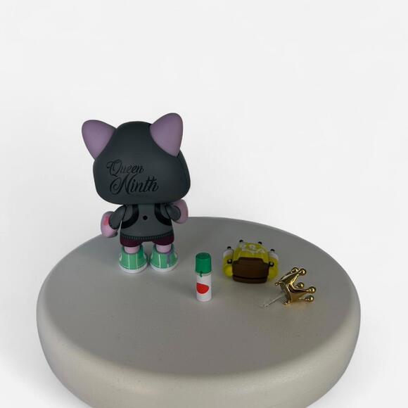 Janky Queen Ninth Collectible Vinyl Toy Art‎ Figure with Accessories and Box - Picture 3 of 7